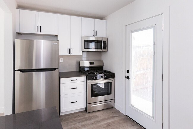 Photo - Cozy Ground Level 3 bedroom | 1 Bath in Mi... Unit 833 - 4