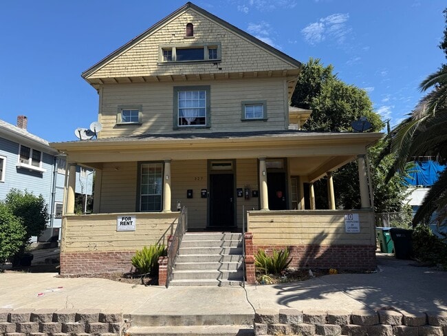 Building Photo - 327 E Acacia St Unit 4