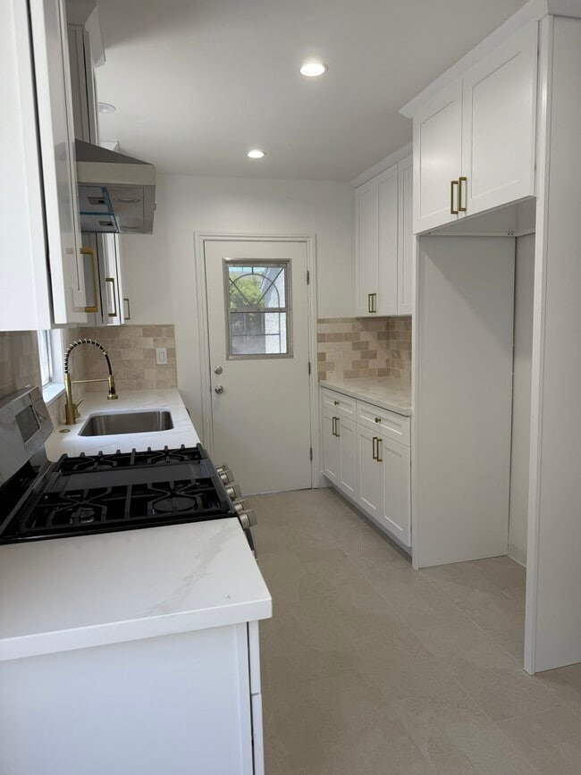 Photo - 11610 Oxnard St Apartamentos