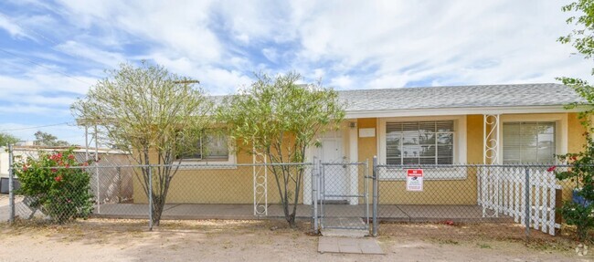 Building Photo - 516 N Roosevelt Ave Unit Half Rental