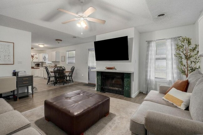 Photo - 621 W Edgewood St