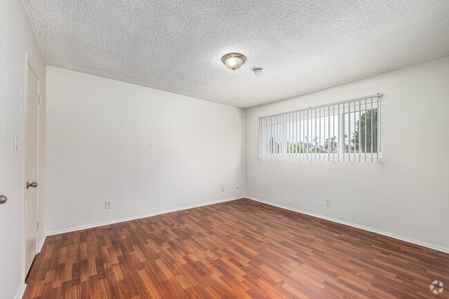 1BR, 1BA - 800SF - Bedroom - 4565 Oakwood Ave