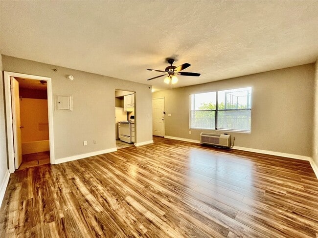 Building Photo - 701 W Sycamore St Unit 206 Rental