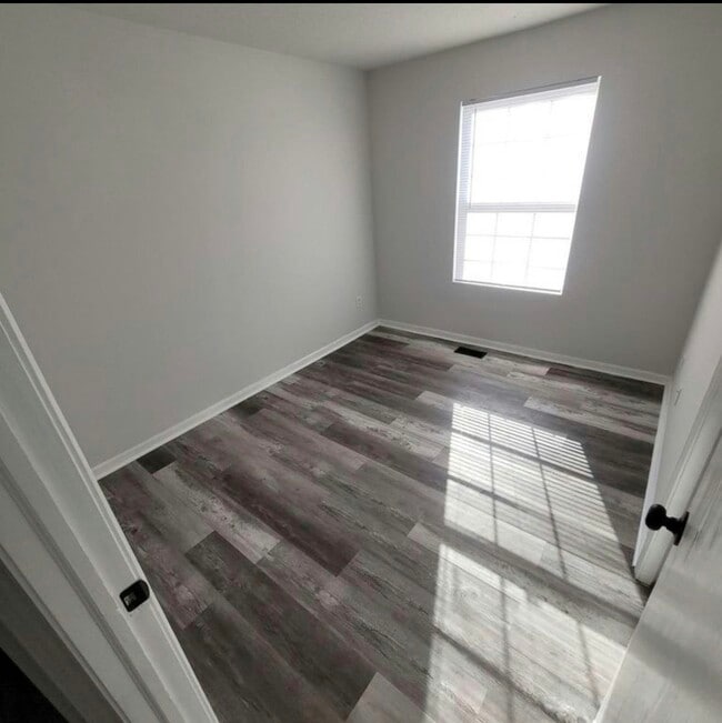 Building Photo - 2323 W Osterhout Ave Unit 3