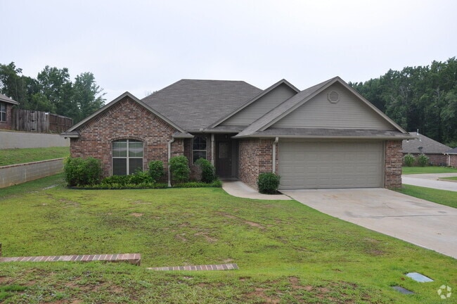 Building Photo - Coming Soon! Lovely 3 Bedroom 2 Bath Home ...