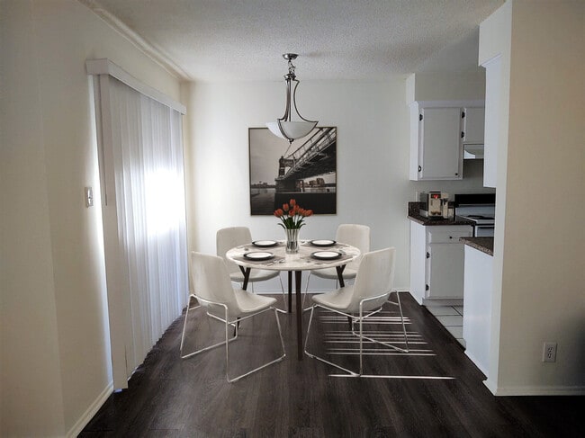 comedor decorado - UNIQUE 6 UNIT BLDG.
