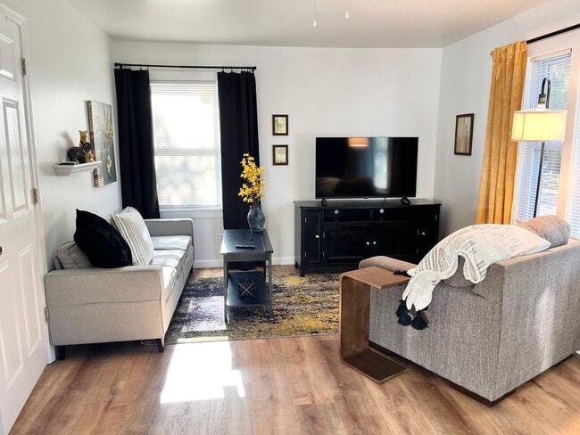 Building Photo - Rocky Court Unit 8