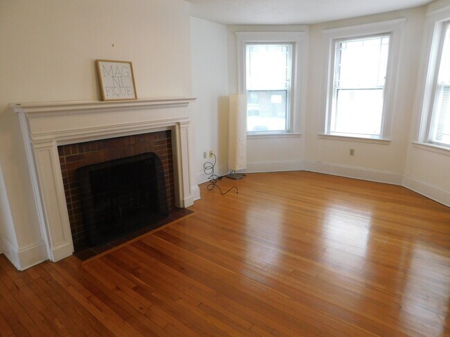 Building Photo - 1 Newport Rd Unit 1 Rental