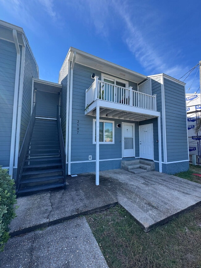 Building Photo - 2507 W 10th St Unit B