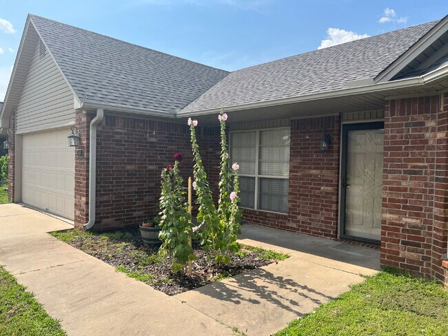 "Charming 3-Bedroom Home with 2 Full Baths in Fort Smith – Perfect Blend of Space and Comfort!"