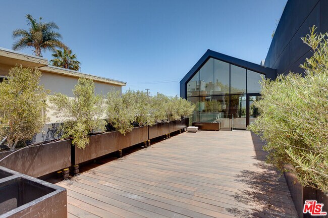 209 Hollister Ave