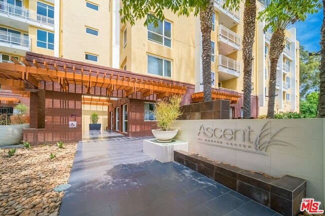 Building Photo - 21301 Erwin St Unit 408 Rental