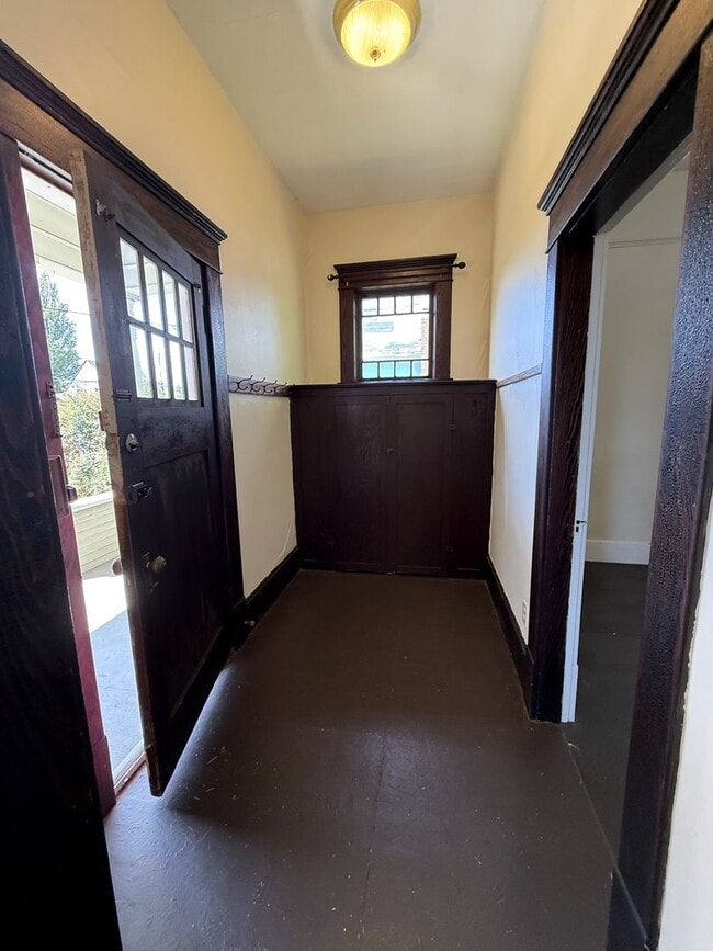 Building Photo - 2 Bedroom, 1 Bathroom Cottage in the heart of Bellingham!