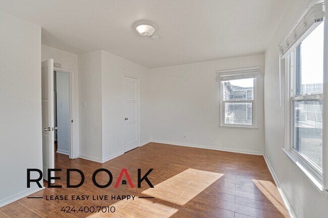 Photo - ~$300 OFF Each Month~ Sun-Drenched Two Bed... Unidad 4