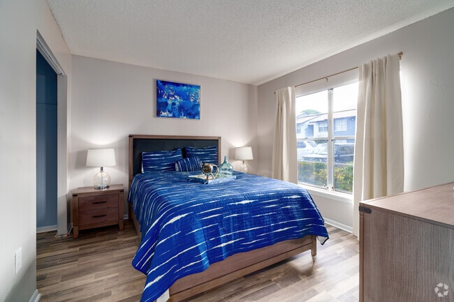 2BR, 2BA - 955SF - Bedroom