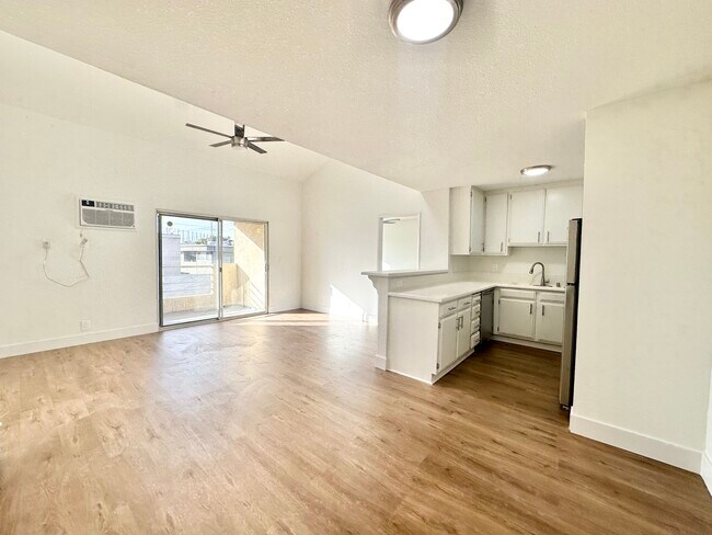 Photo - 332 Lime St Unit 10