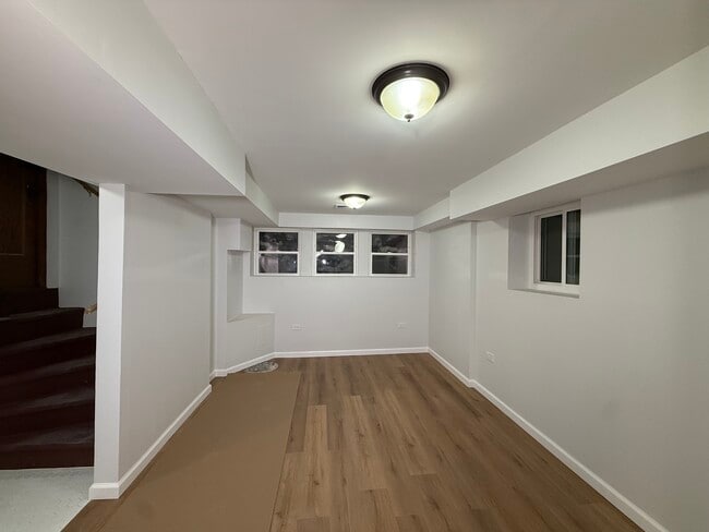 Living Room - 1542 N Kolin Ave Unit Garden