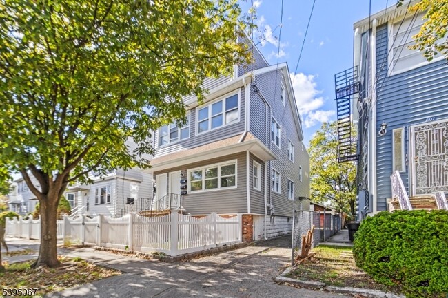 Building Photo - 205 N 16th St Unit 3