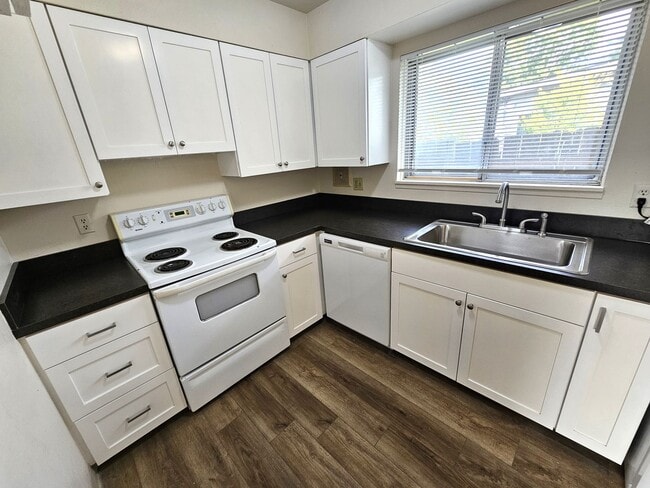Building Photo - Updated 3 Bedroom, 1 Bath Apt in 4-Plex - ... Unit 6346