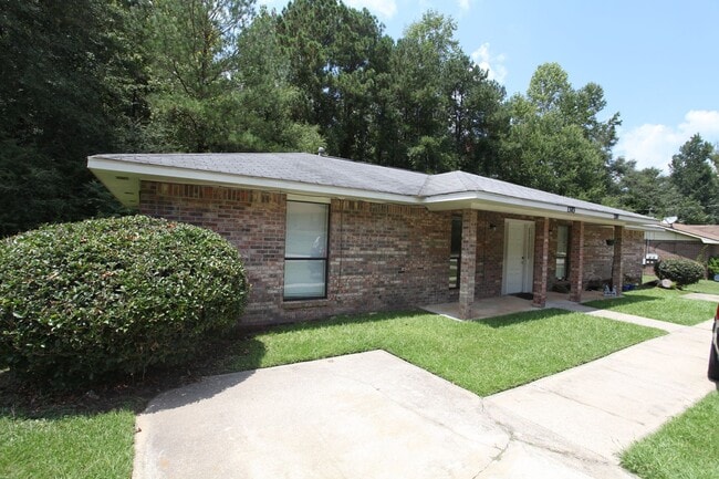 Building Photo - Two Bedroom Duplex Available March!