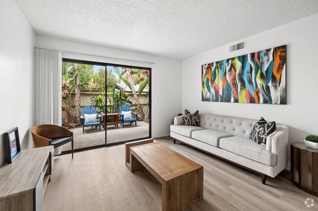 1BR, 1BA - 705SF - Living Room