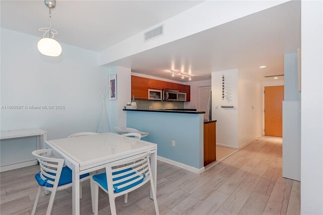 Photo - 253 NE 2nd St Unidad 1407