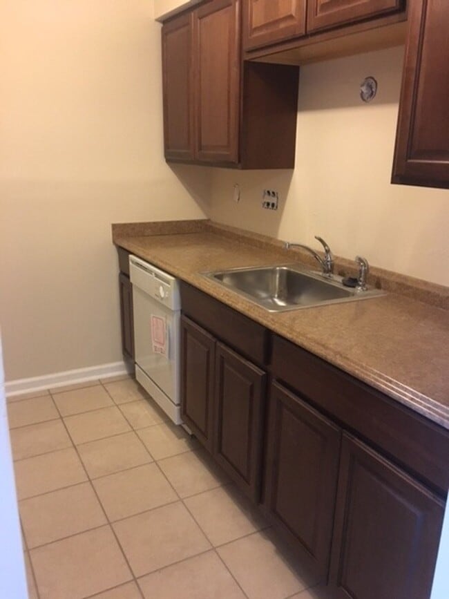 Building Photo - Updated 2 Bedroom Unit Apt. 6