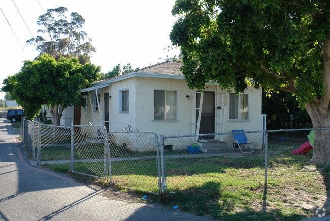 Building Photo - Santa Paula Apartments