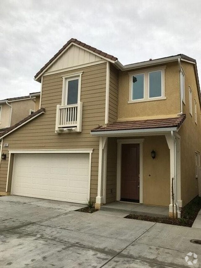 Building Photo - 3 bed, 2 1/2 bath 2 story townhome in Winn...