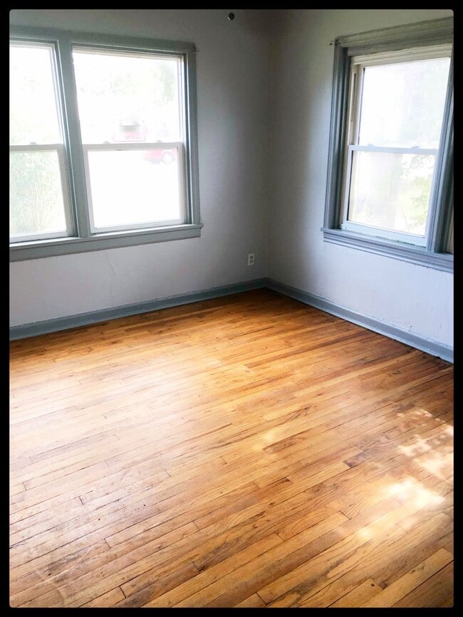 Building Photo - 1000 S Lamar St