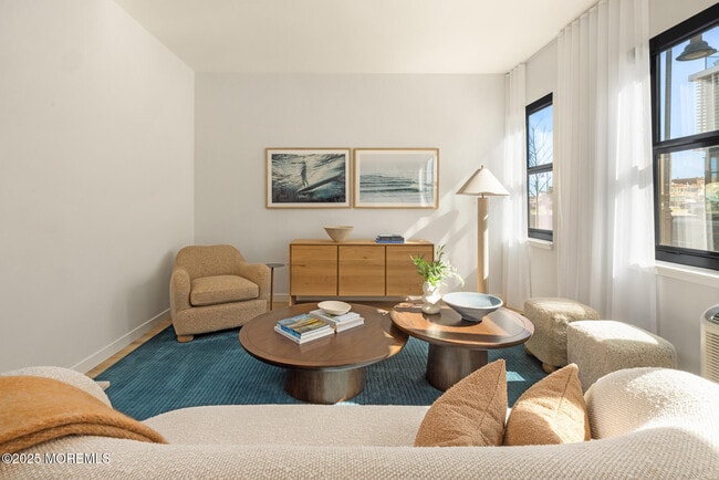 Building Photo - 1150 Kingsley St Unit 544