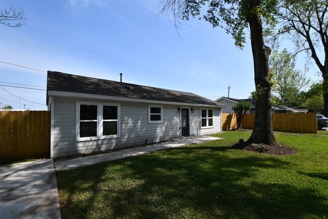 Building Photo - 10946 Fullerton Dr Rental
