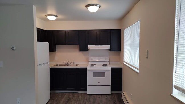 Photo - East Knoll Apartments (Renewed Investments II LLC)