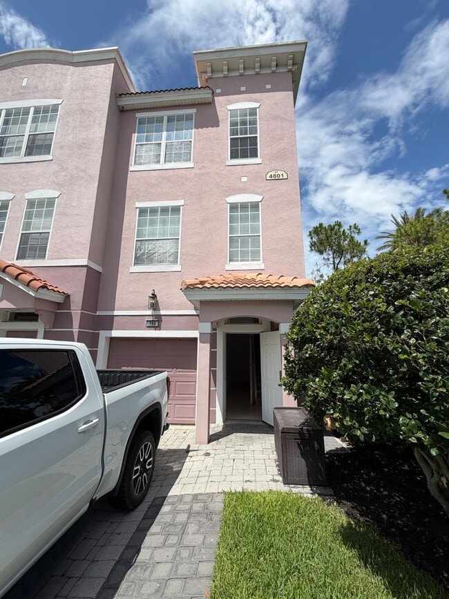 Three-story townhome for rent - Three-story townhome for rent