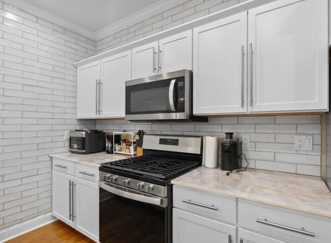 Building Photo - 5501 Hudson Ave Unit 407