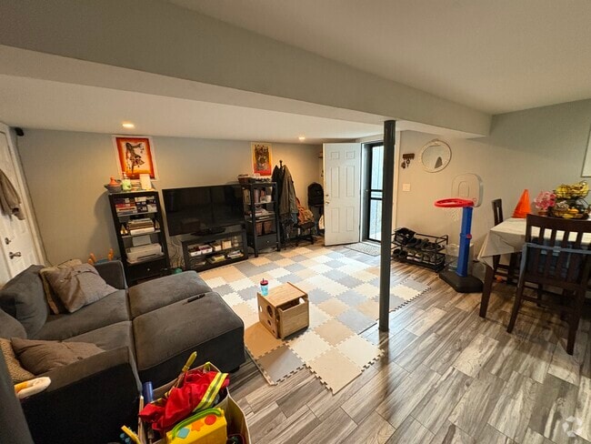 Building Photo - 16049 122nd Ave Unit Apt 2