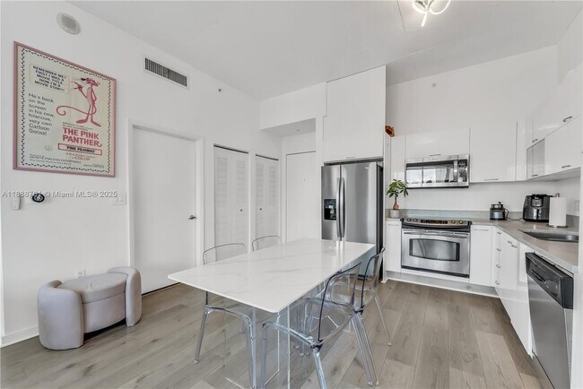 Photo - 133 NE 2nd Ave Unidad 917