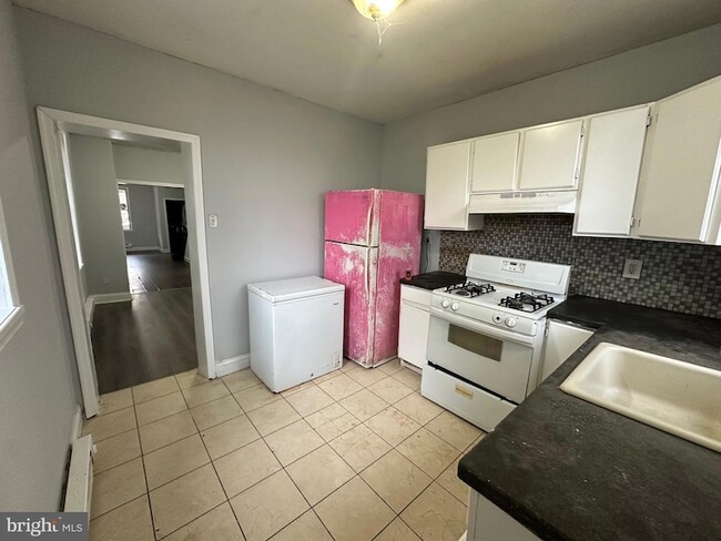 Photo - 1948 E Monmouth St