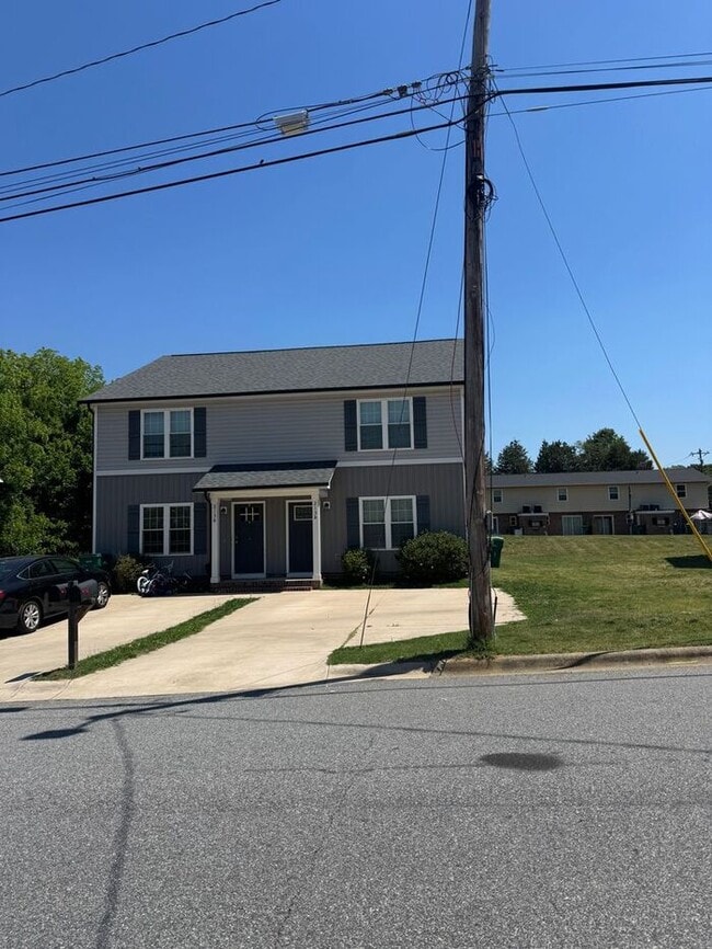 Building Photo - Convenient location near downtown Granite Quarry