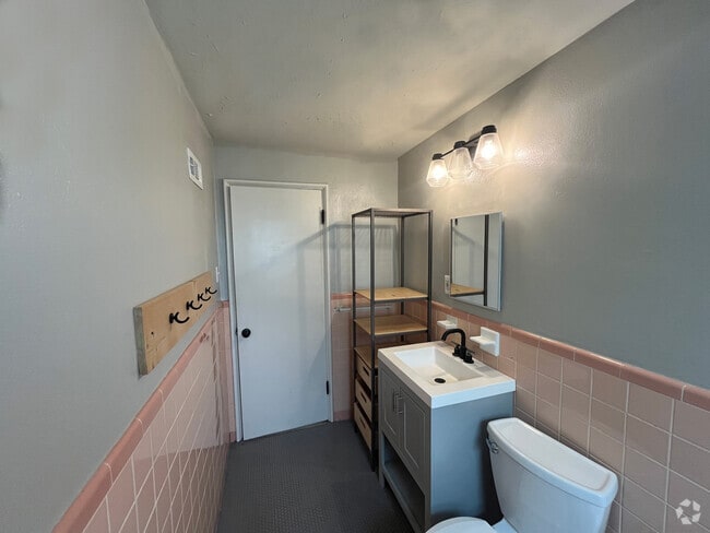Building Photo - 7558 Woodland Ave Unit Apartment A