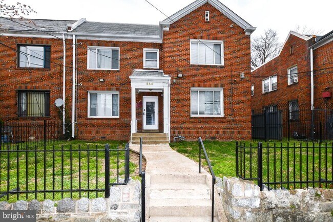 Building Photo - 554 Newcomb St SE Unit APT 4