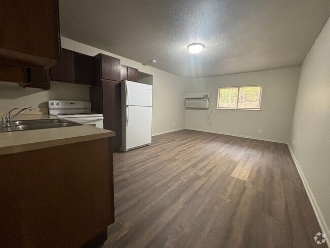 Building Photo - Renovated 1 Bed, 1 Bath Apartment at the B... Unit 312