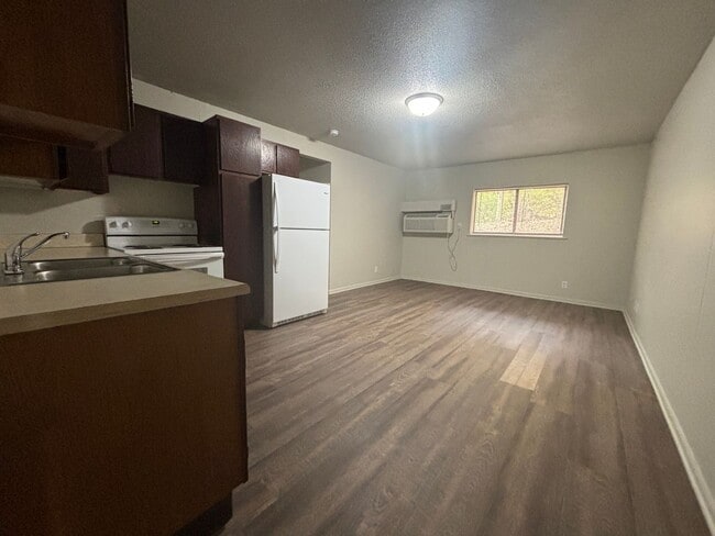 Building Photo - Renovated 1 Bed, 1 Bath Apartment at the B... Unit 301