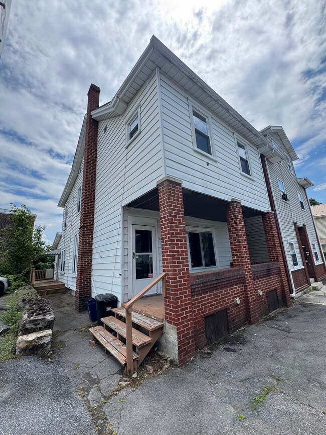 Building Photo - 1305 16th Ave