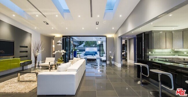 12318 Sunset Blvd