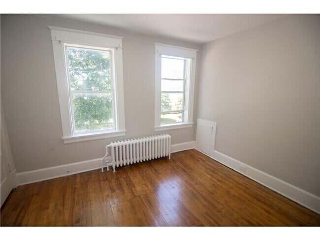 Photo - 322 Pierce St N