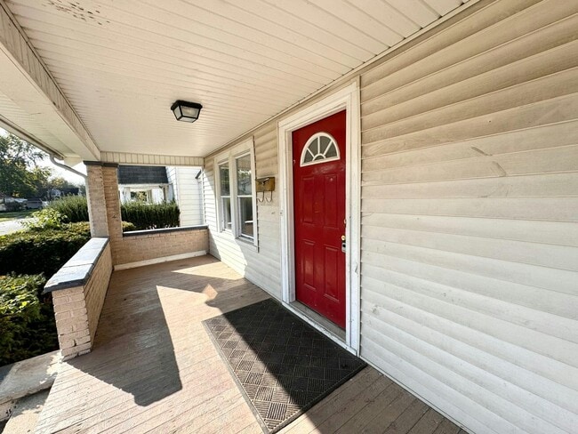 Photo - 1735 Wyndhurst Rd