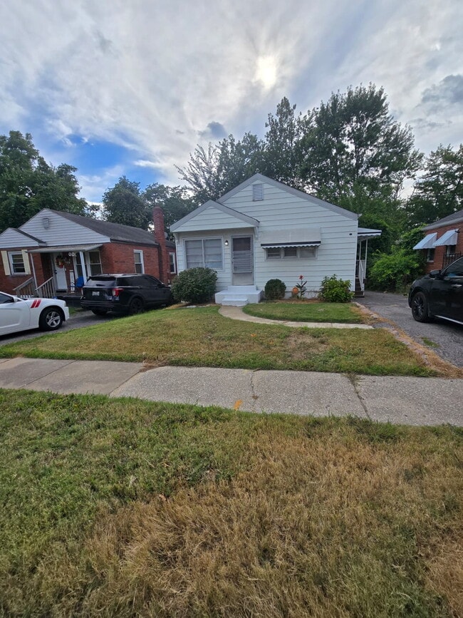 Building Photo - SECTION 8 SPECIAL! Spacious 2-Bed, 1-Bath ... Rental