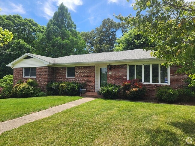 Building Photo - Well Maintained Asheville Rental!