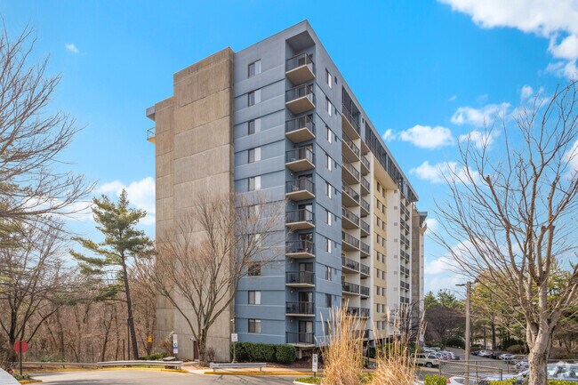 3800 Powell Ln - Lakeside Plaza Condominium